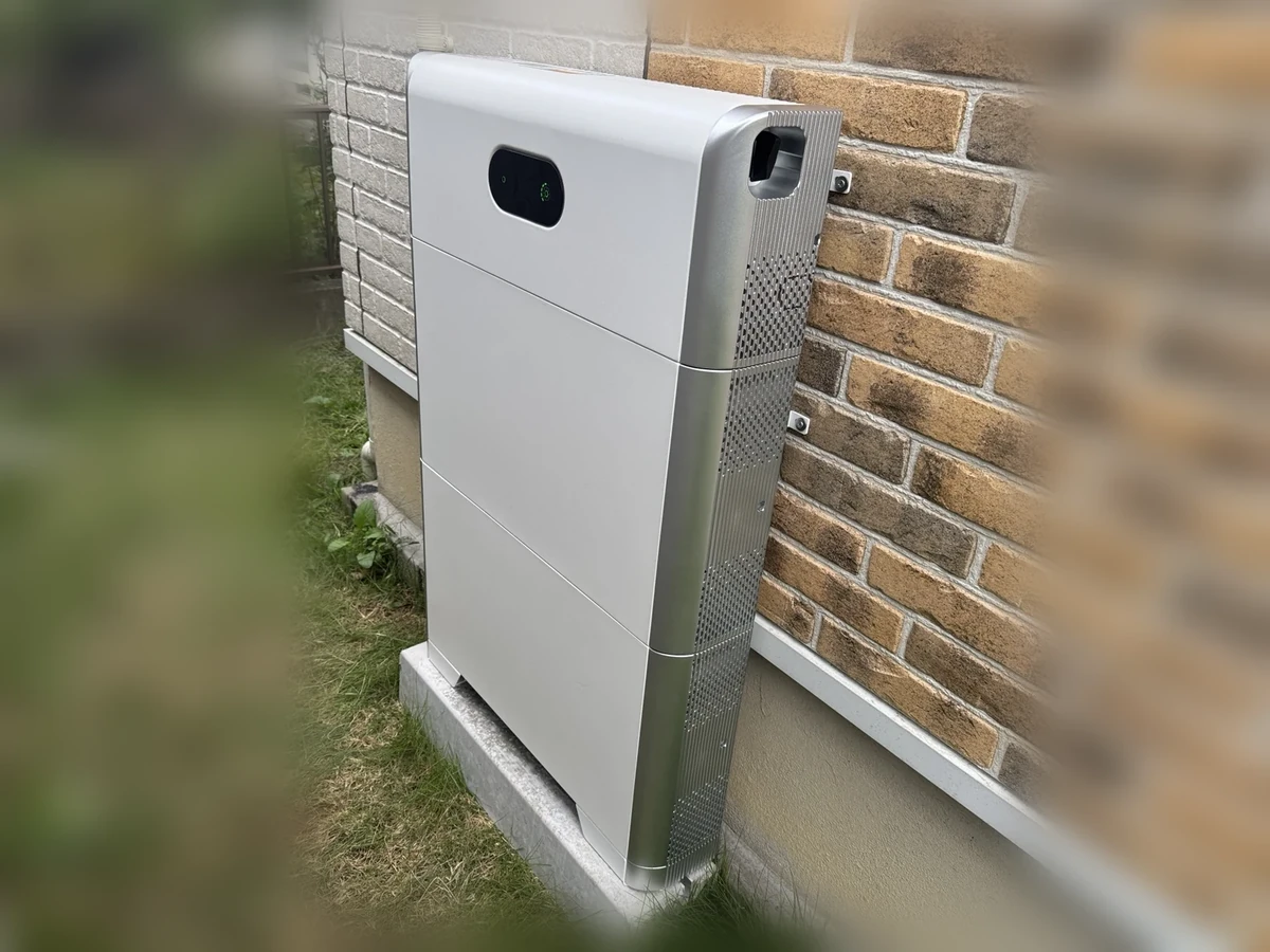 壁際に設置した薄型蓄電池