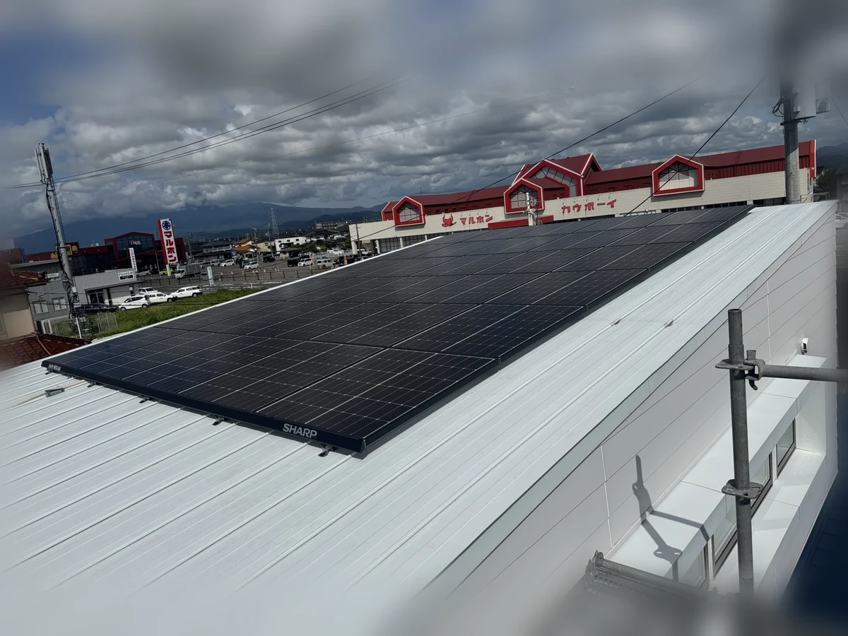 建物屋根への太陽光パネル施工