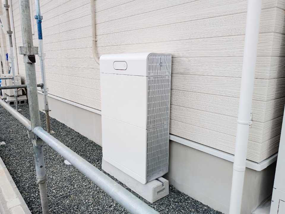 福島県福島市の住宅外壁沿いに設置したDMM make solarの蓄電池14kWh