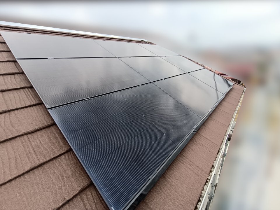 福島県福島市でOMKが施工した太陽光パネル8.19kW。周辺はぼかし加工済み