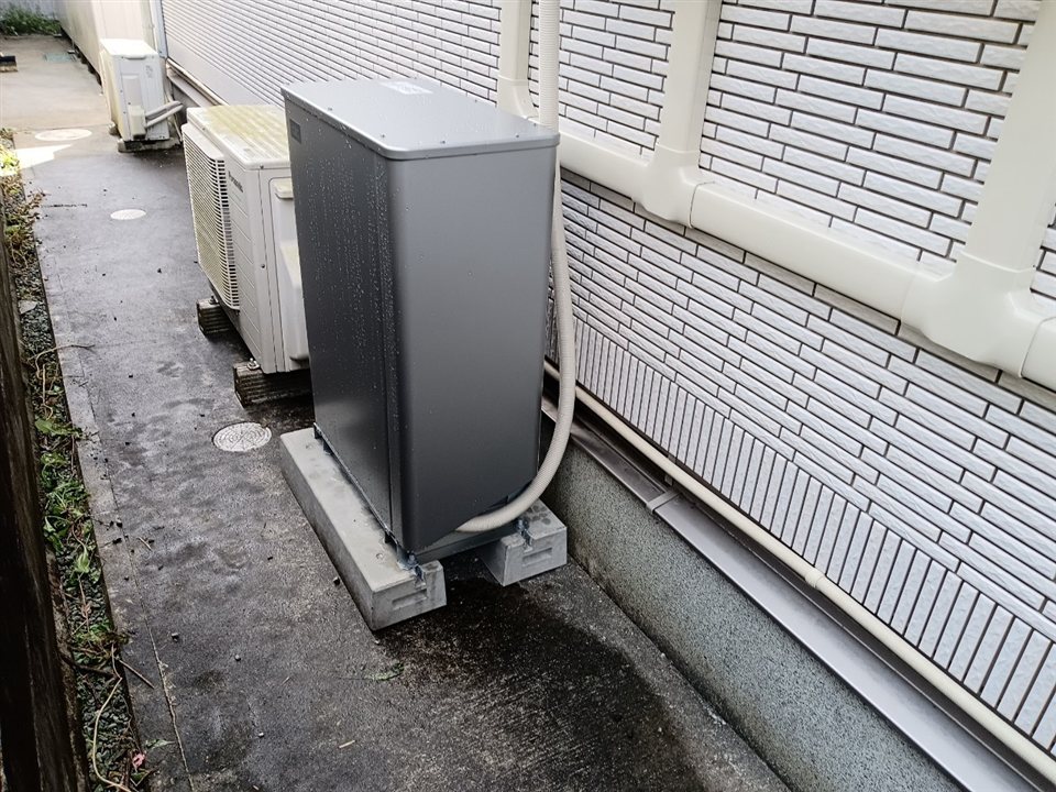 宮城県岩沼市の住宅外壁沿いに設置した長州産業の蓄電池12.7kW（全負荷型）