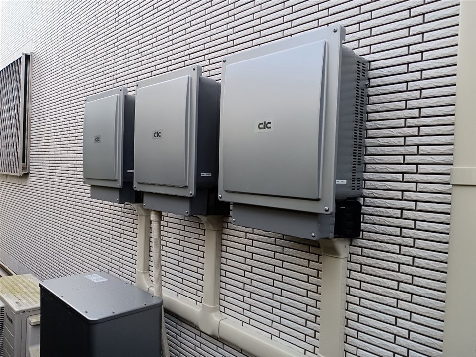 宮城県岩沼市の住宅外壁に設置した長州産業の蓄電システム関連機器