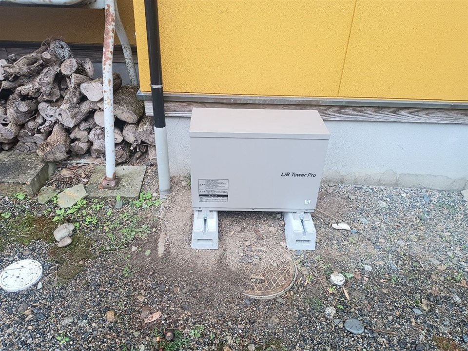 新潟県村上市の住宅外壁沿いに設置した長府工産(ニチコン)LiB Tower Pro 蓄電池7.4kW