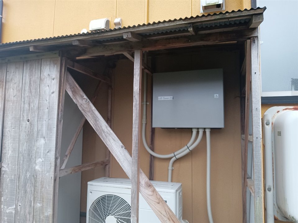 新潟県村上市の住宅外壁に設置した長府工産(ニチコン)LiB Tower Pro 蓄電システムの機器