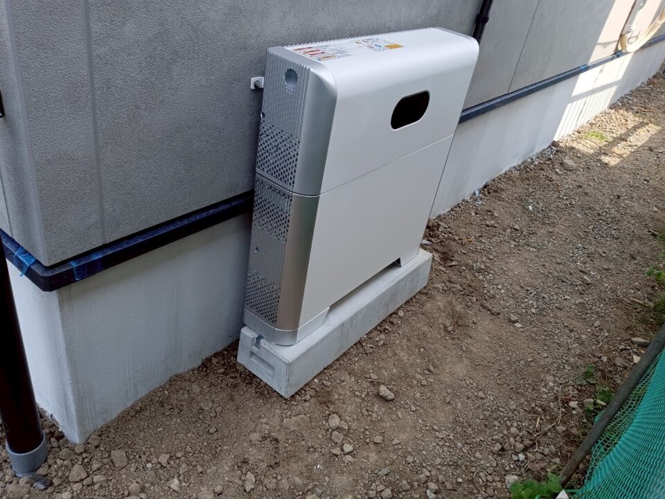 宮城県仙台市の住宅外壁沿いに設置したDMM make solarの蓄電池（出力5kW）